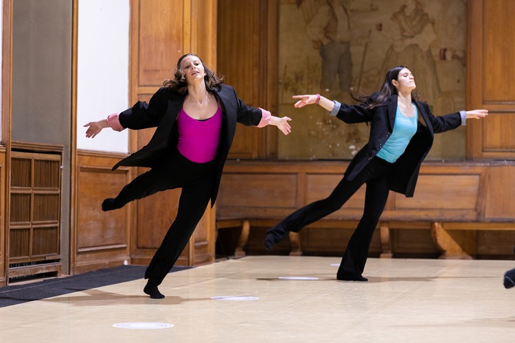due danzatori di danza contemporanea eseguono un salto