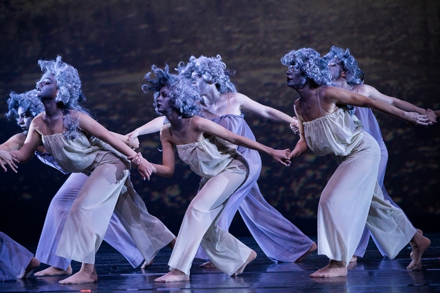 gruppo di danzatrici simulano gli effetti della bora di Trieste