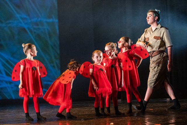 piccole allieve di danza vestite da coccinelle