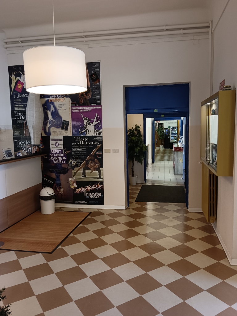 Atrio di ingresso e corridoio della sede di ArteffettoDanza a Trieste