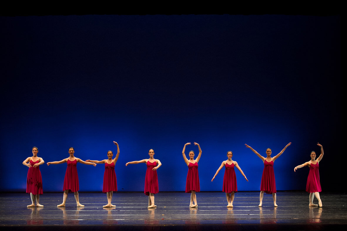 sette ragazze raffigurano le sette posizioni dei piedi e delle braccia della tecnica della danza classica