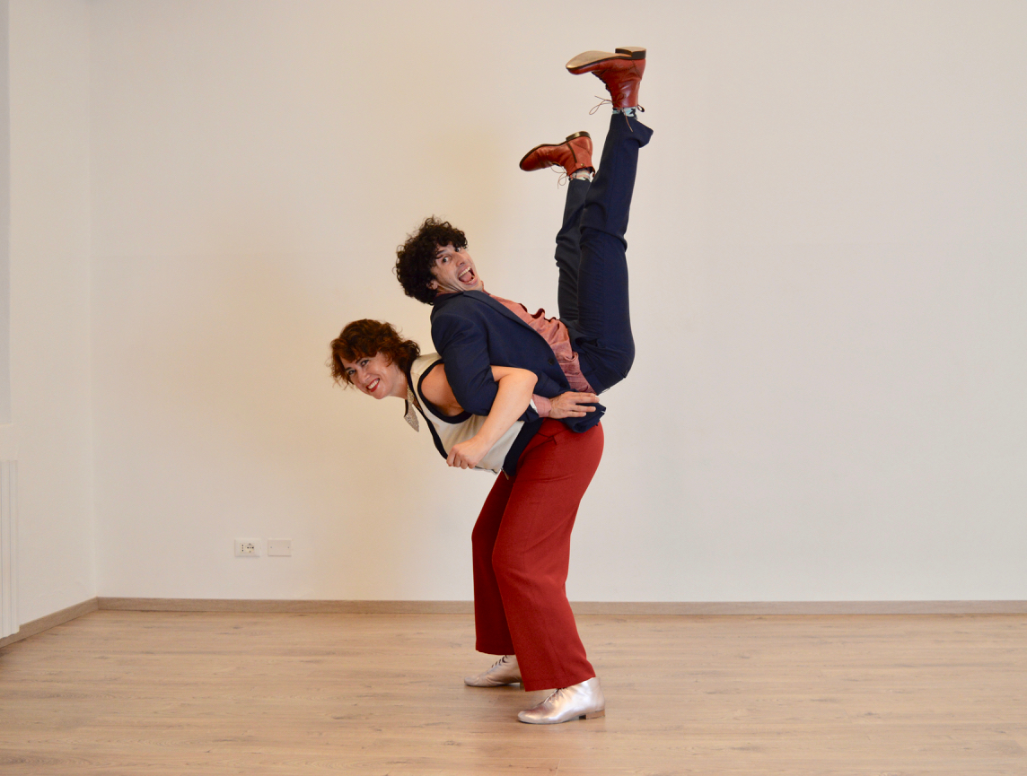 due ballerini di lindy hop in posa acrobatica