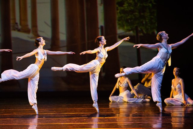 tre danzatrici in arabesque