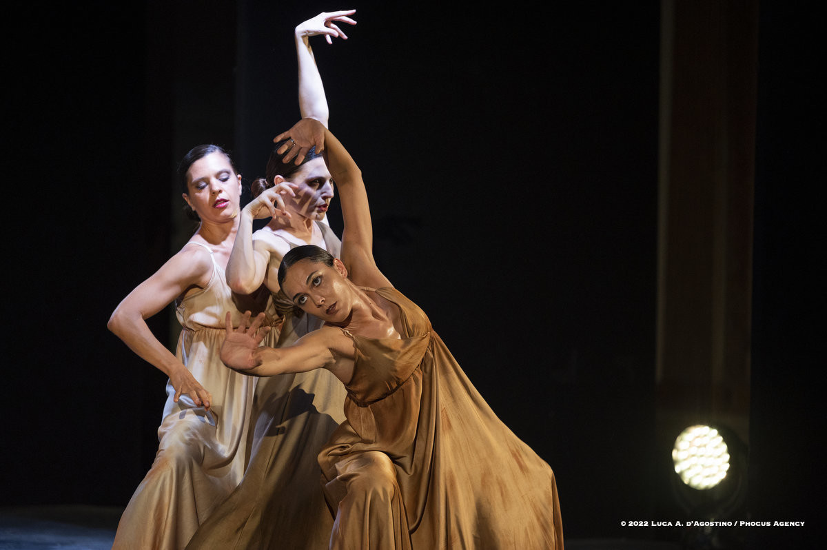 Tre danzatrici interpretano uno spettacolo dedicato a pier paolo pasolini