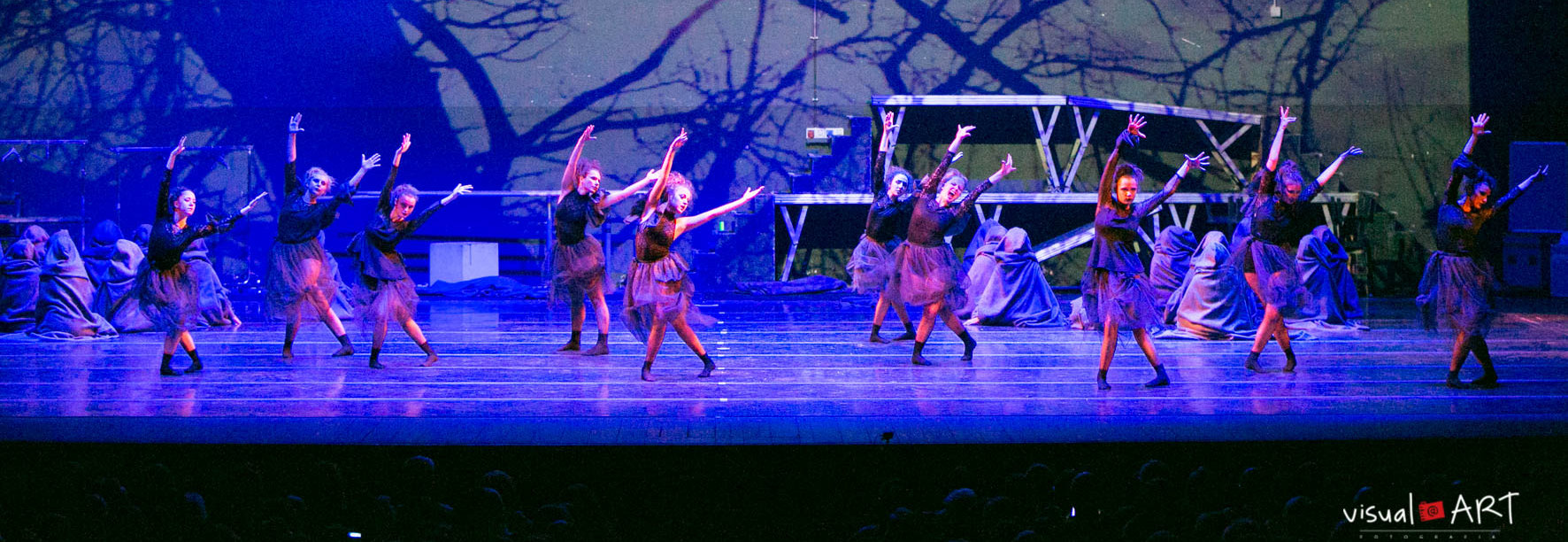un gruppo di danzatrici vestite da streghe