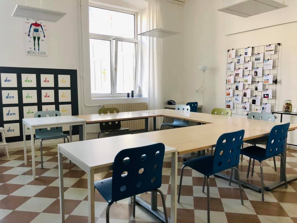 un'aula con tavoli e sedie