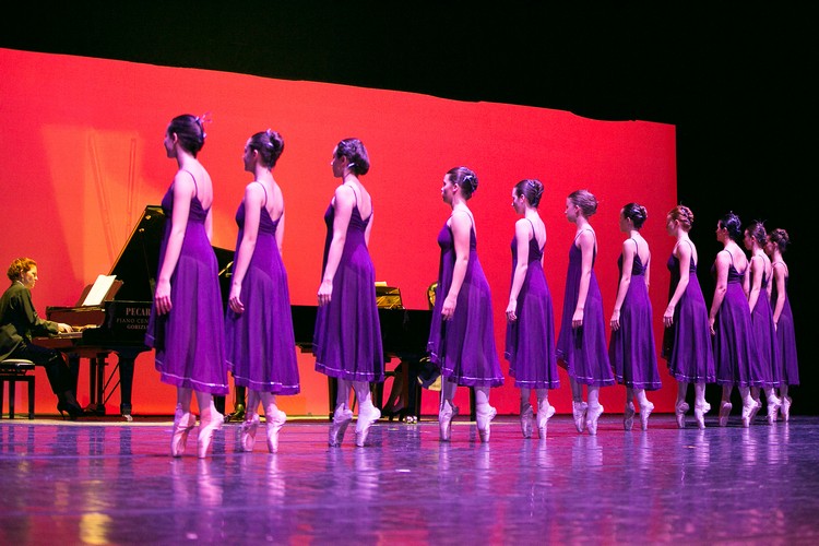diagonale di danzatrici in costume viola