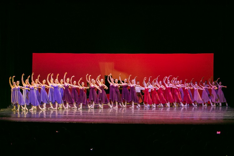 Diagonale di allieve danzatrici con costumi in scala cromatica