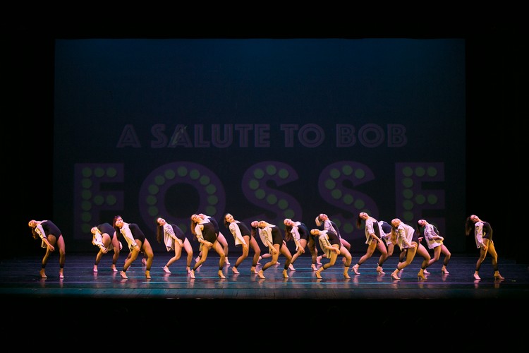 gruppo di danzatrici in posa plastica