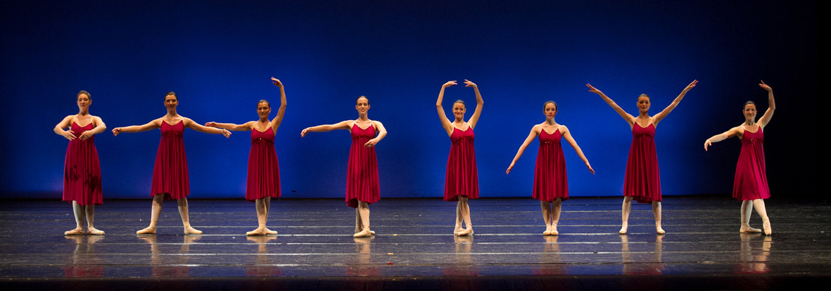 sette danzatrici rappresentano le sette posizioni dei piedi e delle braccia della danza classica